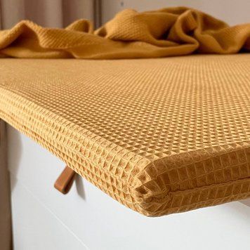 Матрацик на пеленальний столик гірчиця 70х80+/-2 см &mdash; купити в Bubbleshop