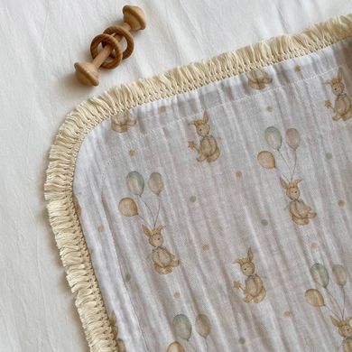 Плед муслін жатка Зайки з кульками/бежевий з бахромою &mdash; купити в Bubbleshop
