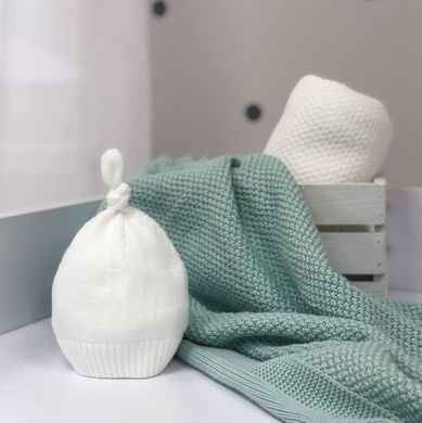 Шапочка вязана з помпоном білий &mdash; купити в Bubbleshop