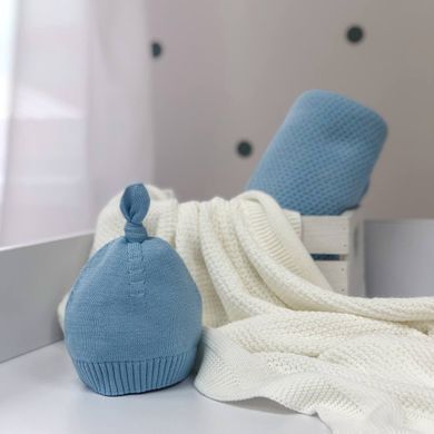 Шапочка вязана з помпоном блакитний &mdash; купити в Bubbleshop