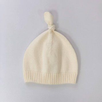 Шапочка вязана з помпоном молочний &mdash; купити в Bubbleshop